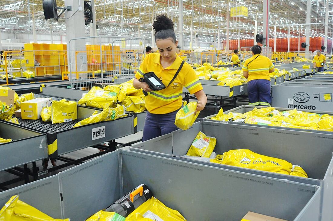 Colaboradora fazendo a triagem de encomendas